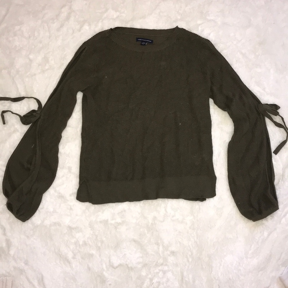 Plain long sleeve shirt with bows on the arms